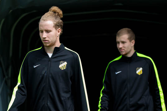 Häckens Samuel Gustafson och Simon Gustafson på väg in
