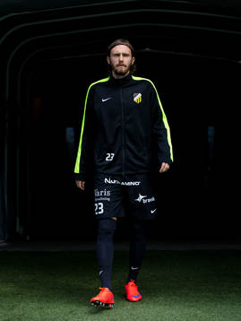 Häckens Simon Sandberg på väg in till uppvärmningen