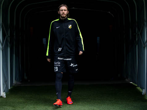 Häckens Simon Sandberg på väg in till uppvärmningen