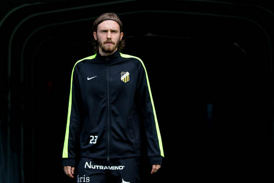 Häckens Simon Sandberg på väg in till uppvärmningen