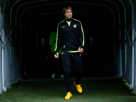 Häckens Diego Lugano på väg in till uppvärmningen innan
