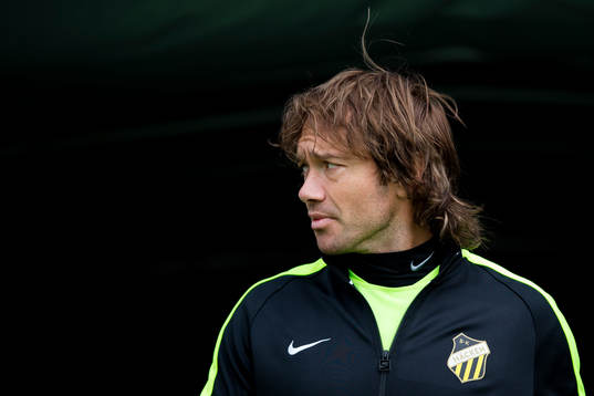 Häckens Diego Lugano på väg in till uppvärmningen innan