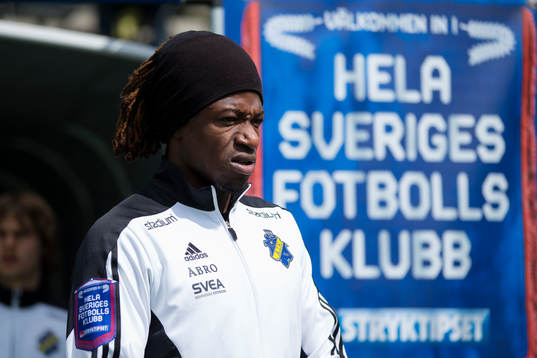 s Mohamed Bangura på väg in till uppvärmningen innan