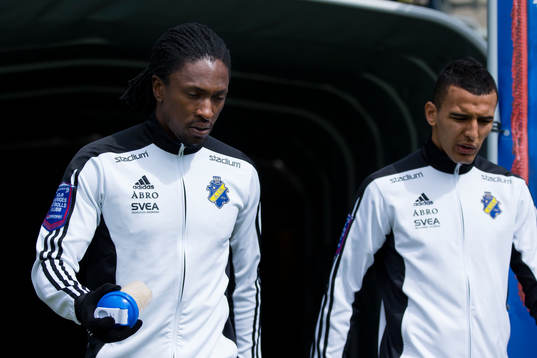 s Dickson Etuhu och Nabil Bahoui på väg in till