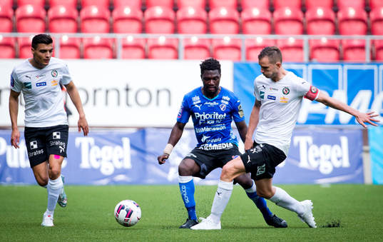 Örebros Robert Åhman Persson och King Osei Gyan