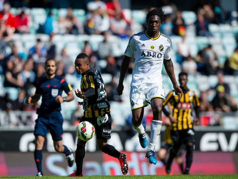 s Dickson Etuhu vinner boll mot Häckens Nasiru Mohammed