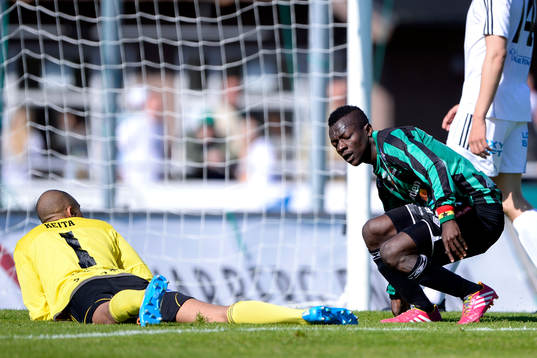 Varbergs Thomas Boakye har gjort 1-0bakom Östersunds