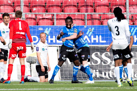 Halmstads King Osei Gyan jublar
