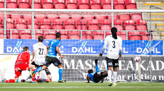 Halmstads King Osei Gyan jublar