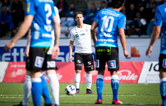 Örebros Nordin Gerzic gör 1-0 på frispark