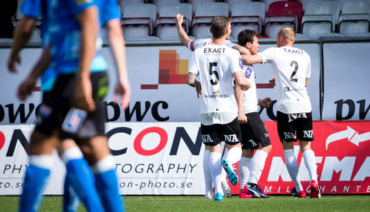Örebros Nordin Gerzic gör 1-0 på frispark och jublar