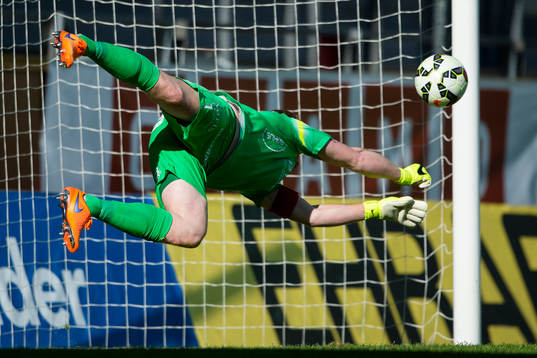Häckens målvakt Christoffer Källqvist räddar ett skott