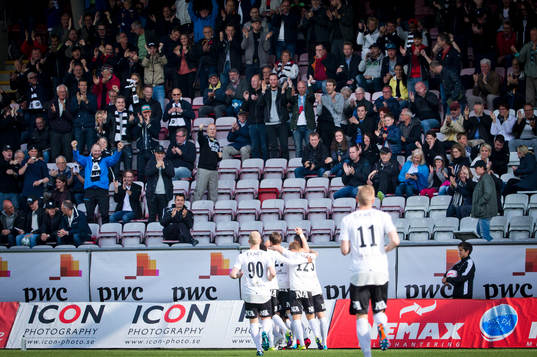 Örebros Nordin Gerzic gör 1-0 på frispark och jublar med