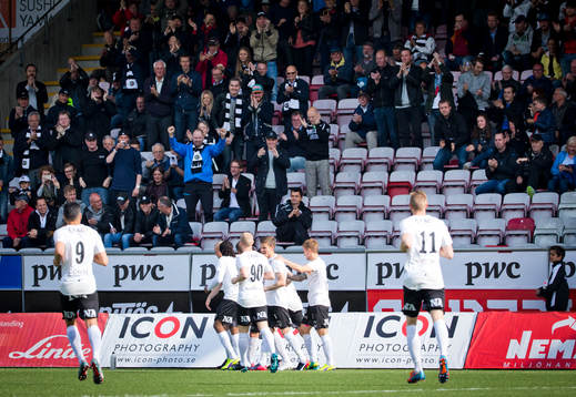 Örebros Nordin Gerzic gör 1-0 på frispark och jublar med