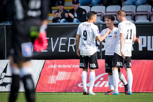 Örebros Nordin Gerzic gör 1-0 på frispark och jublar med