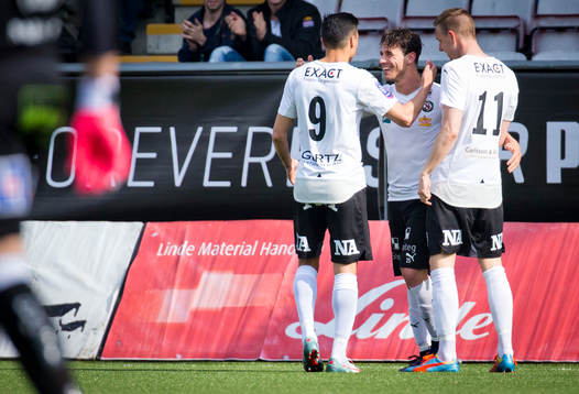 Örebros Nordin Gerzic gör 1-0 på frispark och jublar med