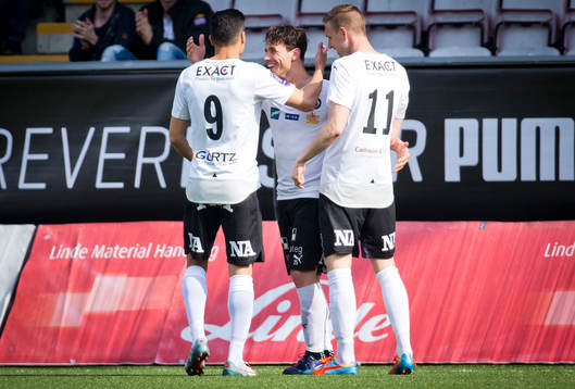 Örebros Nordin Gerzic gör 1-0 på frispark och jublar med