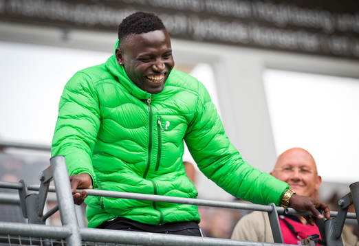 Örebro långtidskadade Alhassan Kamara skrattar