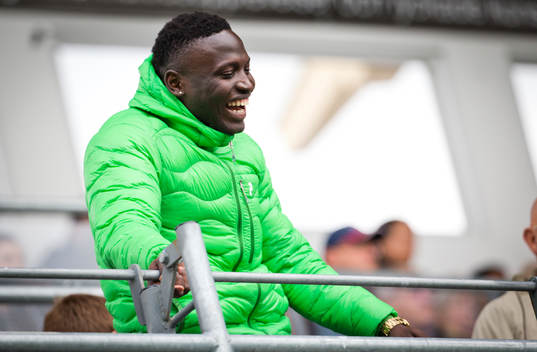 Örebro långtidskadade Alhassan Kamara skrattar