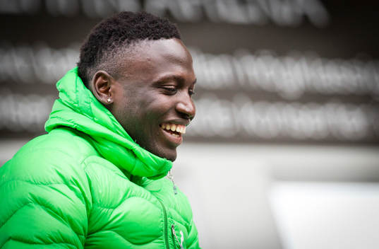Örebro långtidskadade Alhassan Kamara skrattar