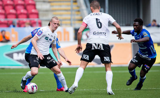 Örebros Daniel Gustavsson och Halmstads King Osei Gyan