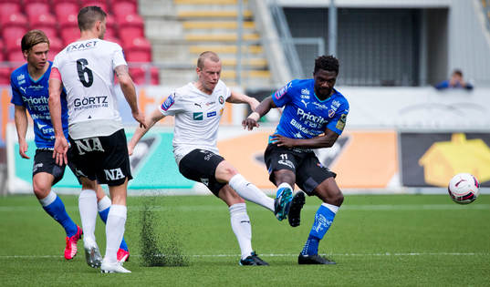 Örebros Daniel Gustavsson och Halmstads King Osei Gyan