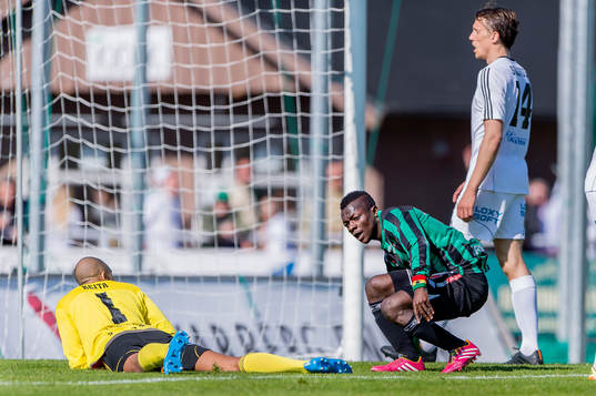 Varbergs Thomas Boakye jublar inte och i bakgrunden deppar