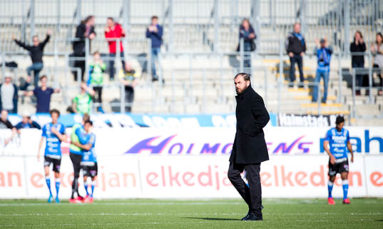 Örebros tränare Alexander Axén deppar