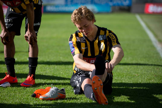Häckens Joel Andersson med inlindad fot
