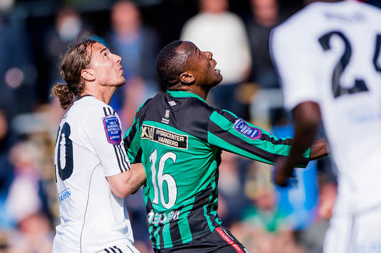 Östersunds Jonathan Azulay och Varbergs Nsima Peter