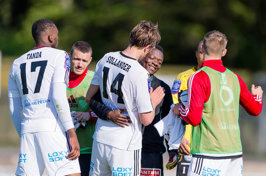 Varbergs Thomas Boakye gratuleras av Östersunds Bobo