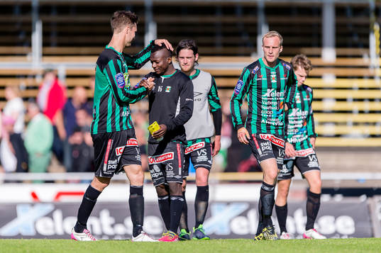 Varbergs Peter Nyström gratulerar Thomas Boakye till