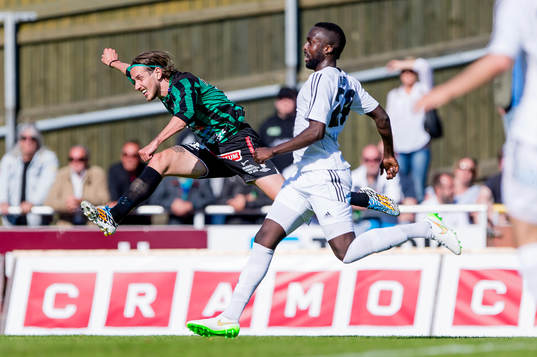 Varbergs David Johannesson avlossar ett skott mot mål