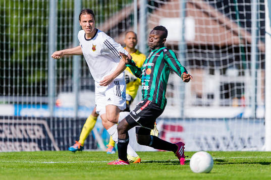 Östersunds Jonathan Azulay och Varbergs Thomas Boakye