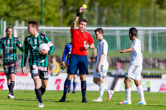 Domare Nermin Cisic ger gult kort till Östersunds Hosam