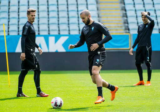 Guillermo Molins med bollen och Markus Rosenberg i