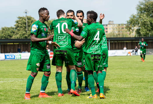 Prespa Birliks Kristian Legiec med lagkamrater jublar