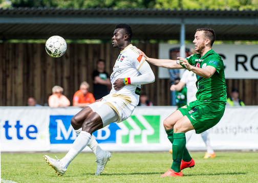 Prespa Birliks Kristian Legiec får iväg bollen mot 0-2