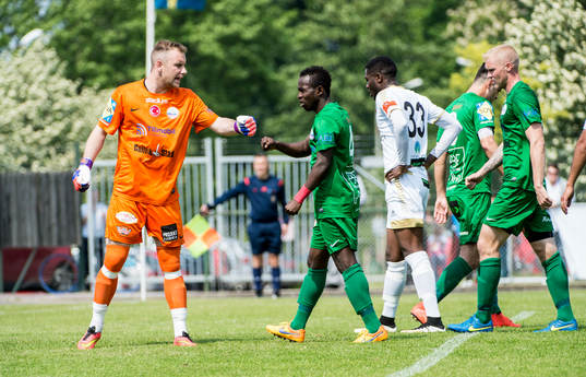 Prespa Birliks målvakt Robin Armandt tackar David Abaya