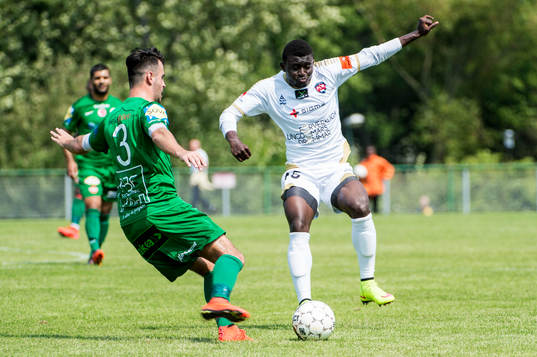 FC Rosengårds Lawrence mot Prespa Birliks Adnan Gerzic