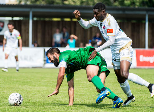 Närkamp mellan Prespa Birliks Firat Sahan och FC