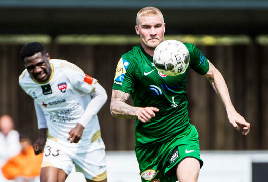 Prespa Birliks Martin Holm med bollen framför FC
