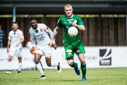 Prespa Birliks Martin Holm med bollen framför FC
