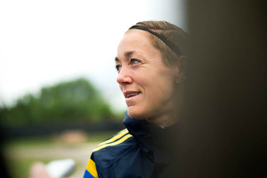 Sveriges Therese Sjögran blir intervjuad innan en träning