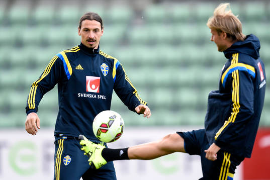 Sveriges Zlatan Ibrahimovic och Ola Toivonen
