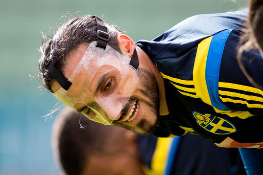 Sveriges Erkan Zengin med en mask för ansiktet