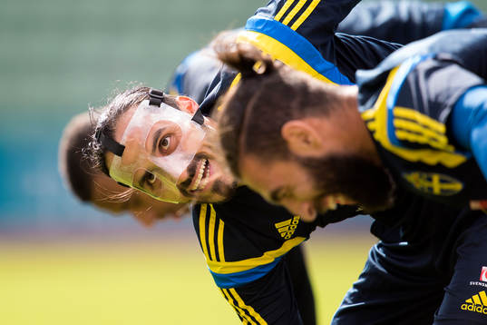 Sveriges Erkan Zengin med en mask för ansiktet