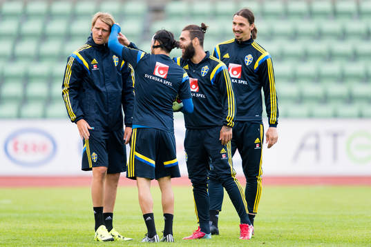 Sveriges Ola Toivonen får öronsnärtar av Erkan Zengin,