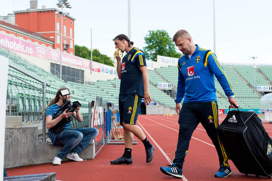 Sveriges Zlatan Ibrahimovic stoppar strax bananskalet i