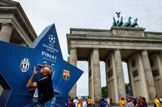 En man kastar slängkyssar mot Juventus emblem i fanzone